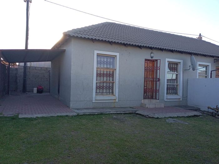 House for Sale in Ermelo Central: 2 Bedrooms, carport, ideal for first-time buyers.