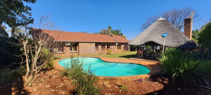 For Sale: House in Wonderboom South with borehole, pool, and security features.