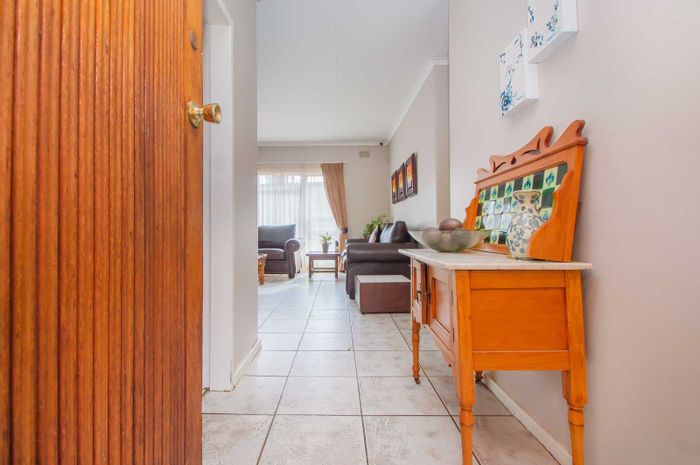 For Sale: Wilro Park House with 4 beds, security system, and entertainment area.