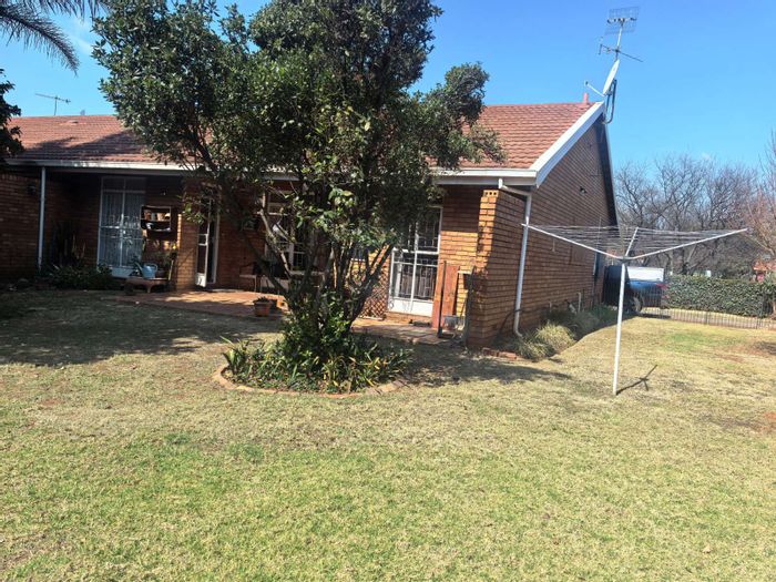 Bronberrick Townhouse For Sale: 3 beds, spacious garden, open-plan living, secure parking.