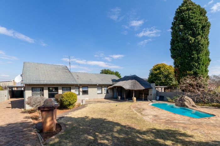 For Sale: Witpoortjie House with 3 Bedrooms, Pool, and Income-Generating Cottage.
