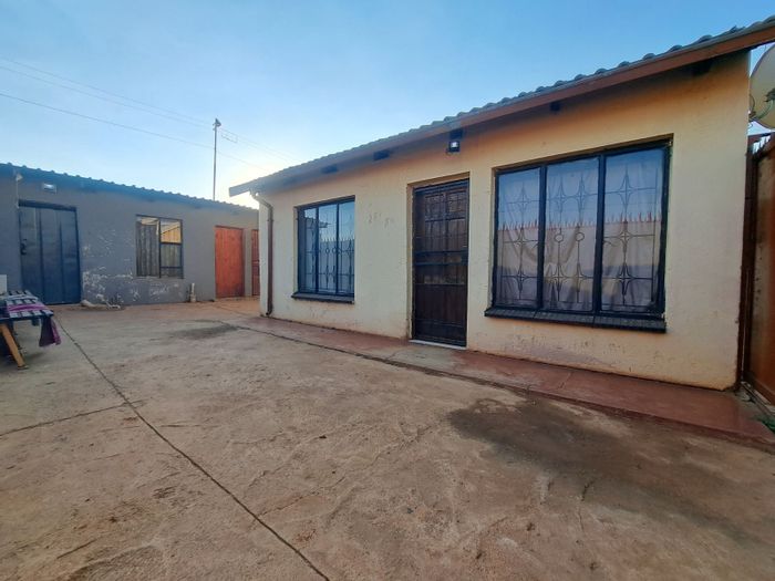 For Sale: Mamelodi East house with 2-bed main, 3 bachelor cottages, income potential.