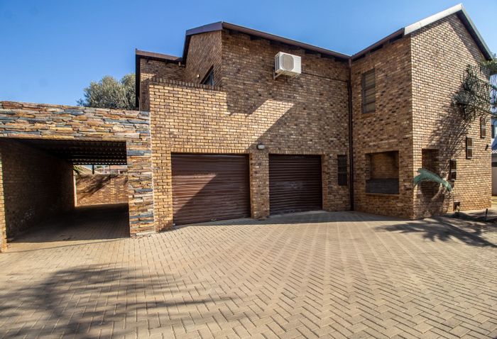 For Sale: Spacious 3-bedroom house in Green Acres Estate with entertainment area.
