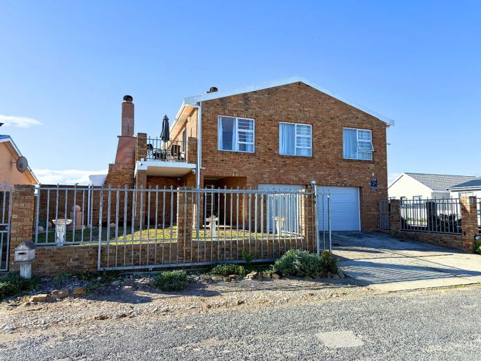 Coastal house for sale in Perlemoenbaai with off-grid amenities and security features.