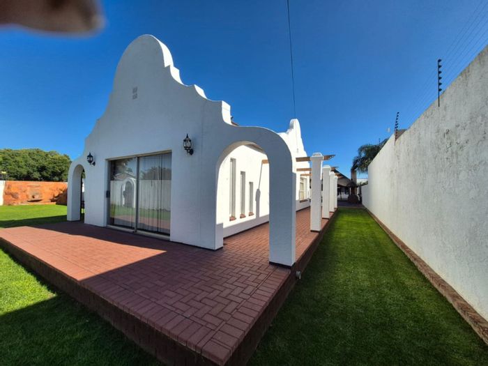 Kestellhof House For Sale: 4 beds, pool, lapa, study, spacious garden.