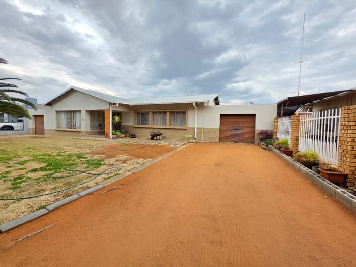 Beaconsfield House For Sale: 4 bedrooms, large garden, garage, and dual entrances.