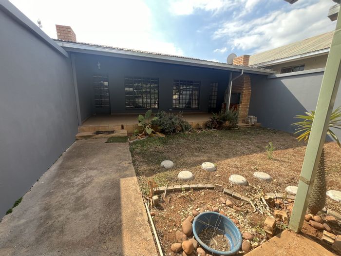 For Sale: Townhouse in Mookgopong Central with 2 beds, braai area, and water tank.