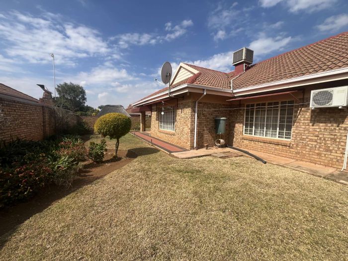 For Sale: House in Mookgopong Central with 4 bedrooms, garage, and garden.