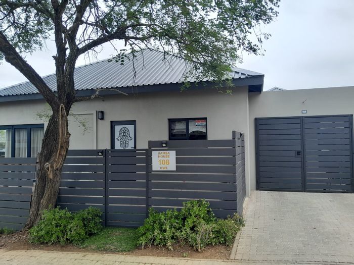 To Rent: House in Hoedspruit Central with secure access, pool, and pet-friendly options.