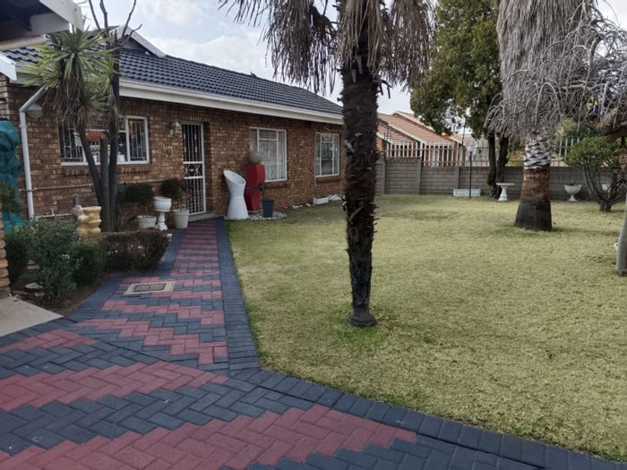For Sale: House in Riamar Park with 4 beds, flatlet, and secure parking.