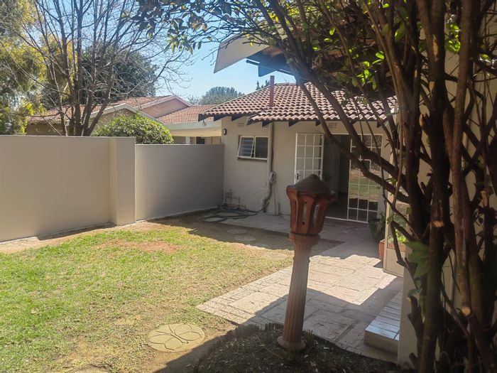 1 Bedroom Apartment To Rent in Beverley Gardens with secure parking and prepaid utilities.