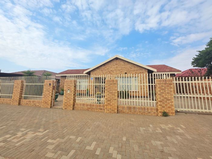 Homestead House For Sale: 3 beds, garden, built-in braai, secure parking options.