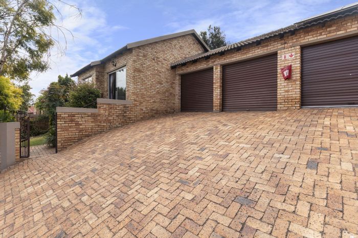 Wilgeheuwel Townhouse For Sale: 2 beds, solar power, pet-friendly, secure complex.