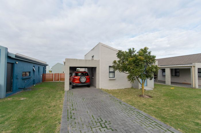House for Sale in Parsonsvlei: 2 beds, backyard, secure estate, close to amenities.