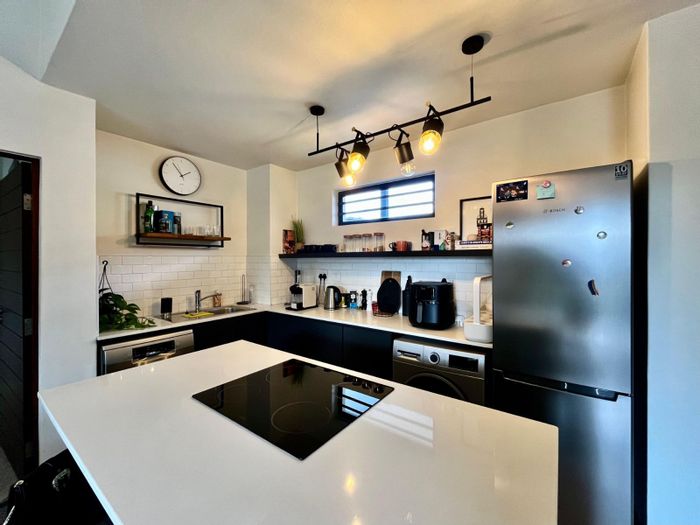 1-Bedroom Apartment To Rent in Menlo Park with balcony, garden, and smart features.