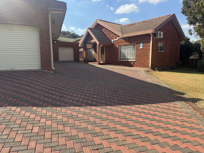 Laudium Ext 3 House For Sale: Spacious garden, 4 bedrooms, multiple parking options.