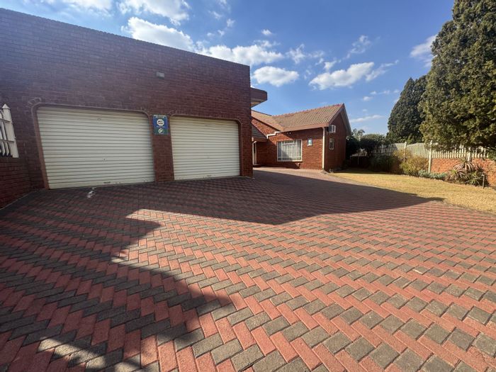 Laudium Ext 3 House For Sale: Spacious garden, 4 bedrooms, multiple parking options.