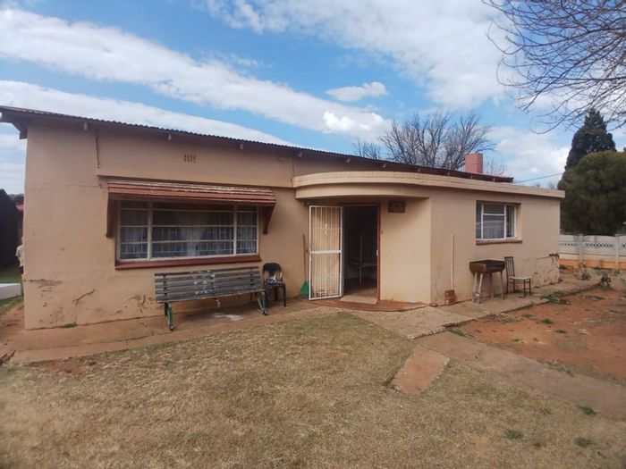 3 Bedroom house with Bachelor flat for sale in Oudorp, Klerksdorp.