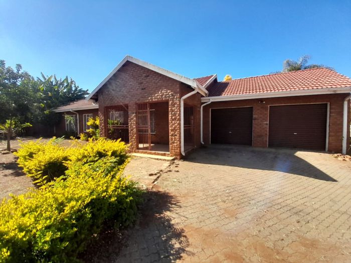 For Sale: House in Fauna Park with 3 bedrooms, double garage, and lapa.