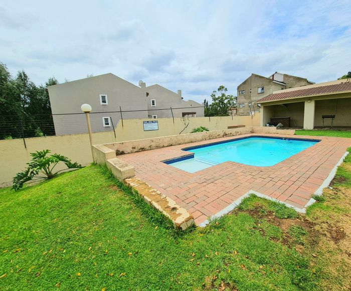 Ferndale Apartment To Rent: 2 beds, private garden, secure complex, low maintenance.