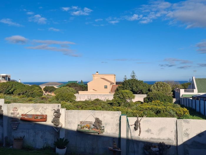 Kleinbaai House For Sale: Spacious living, sea views, dual-living potential, and ample parking.