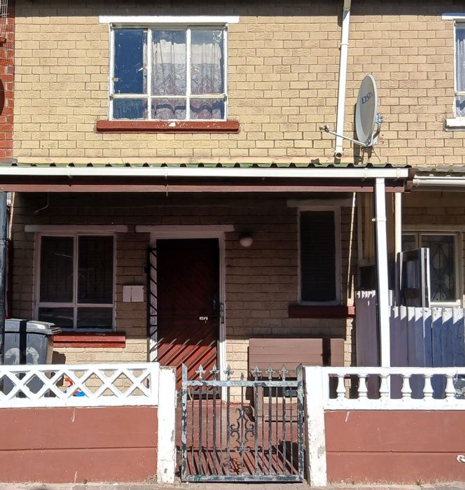 2-Bedroom House in Woodlands For Sale, with parking and close to amenities.