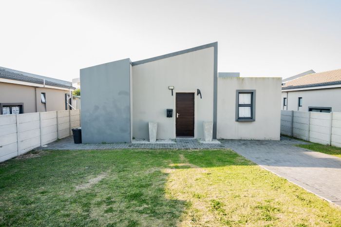 House for Sale in Parsonsvlei: 2 beds, secure estate, entertainment area, spacious yard.
