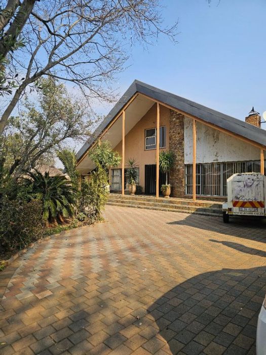 Brackenhurst House For Sale: 7 bedrooms, pool, dual living, security features.