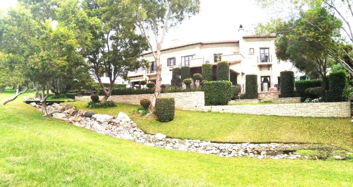 For Sale: House in Blue Valley Golf Estate with pool, golf views, and amenities.