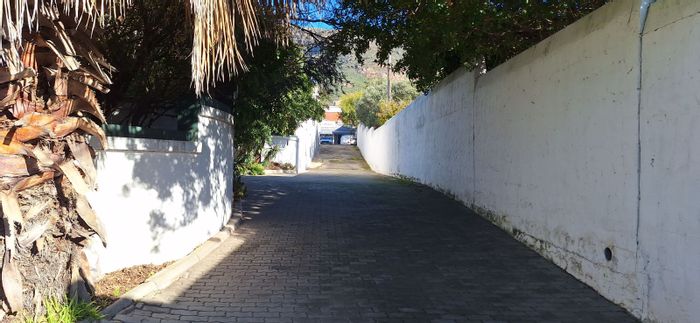 Piketberg Central House For Sale: 5 bedrooms, pool, commercial zoning, ideal location.