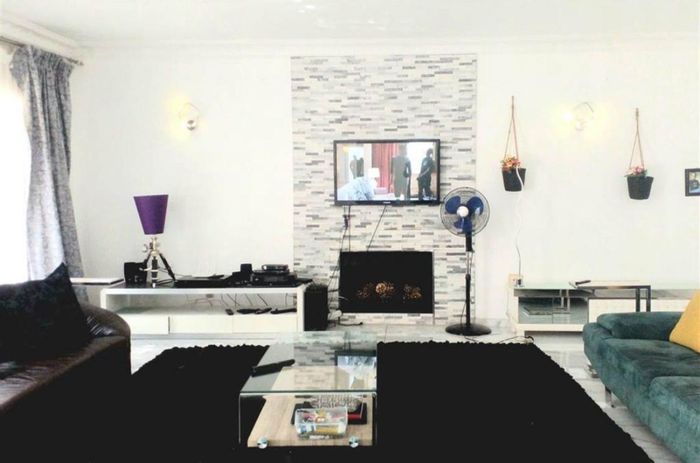 For Sale: 7-bedroom townhouse in Strathavon with pool, cottages, and security features.