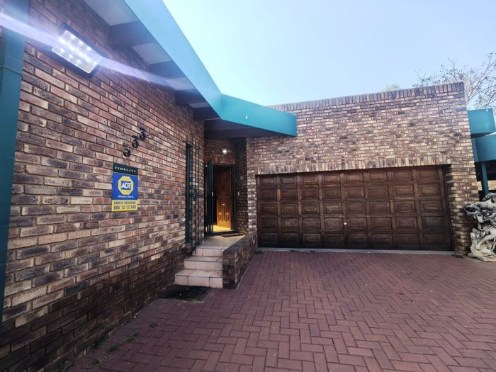 Zwartkop House For Sale: 5 bedrooms, flatlet, entertainment area, no-load shedding zone.