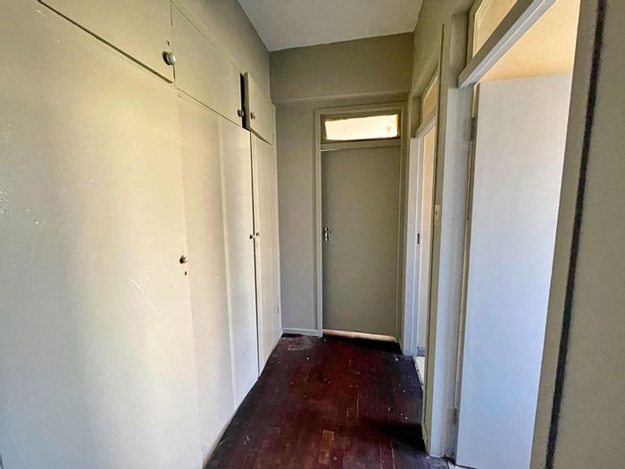 2.5 Bedroom Apartment For Sale in Sunnyside with parking, near main roads.