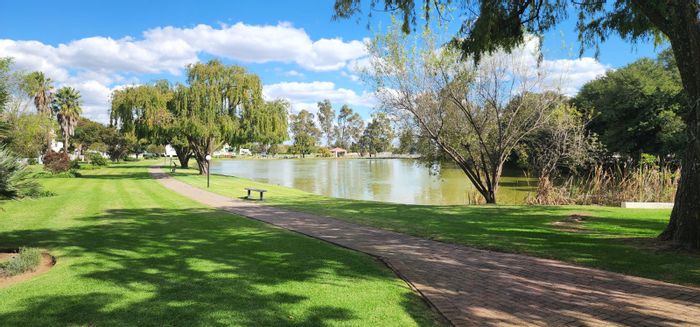 Vaal Marina Central House For Sale: Waterfront views, jacuzzi, pools, and tennis courts.