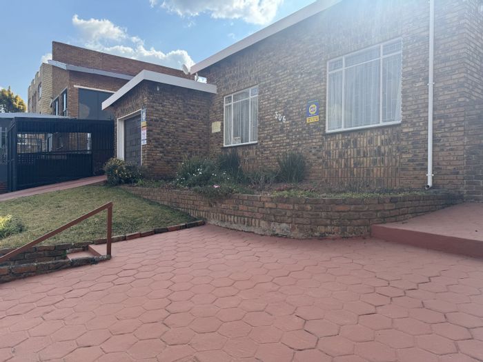 Laudium House For Sale: 3 bedrooms, garage, laundry, near schools and shopping.