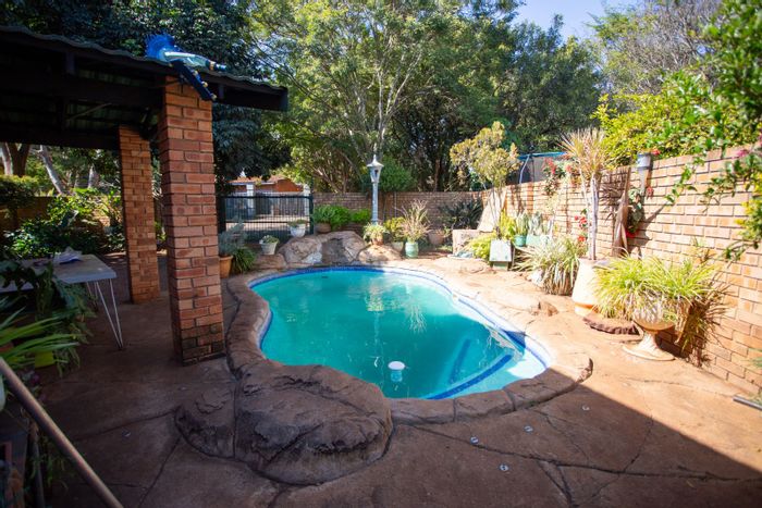 Chroompark Townhouse For Sale: 3 Bedrooms, Pool, Garage, Pet-Friendly Complex.
