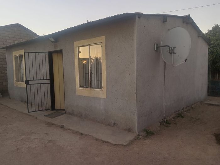 For Sale: 2-bedroom house in Seshego with open-plan kitchen and expansion potential.
