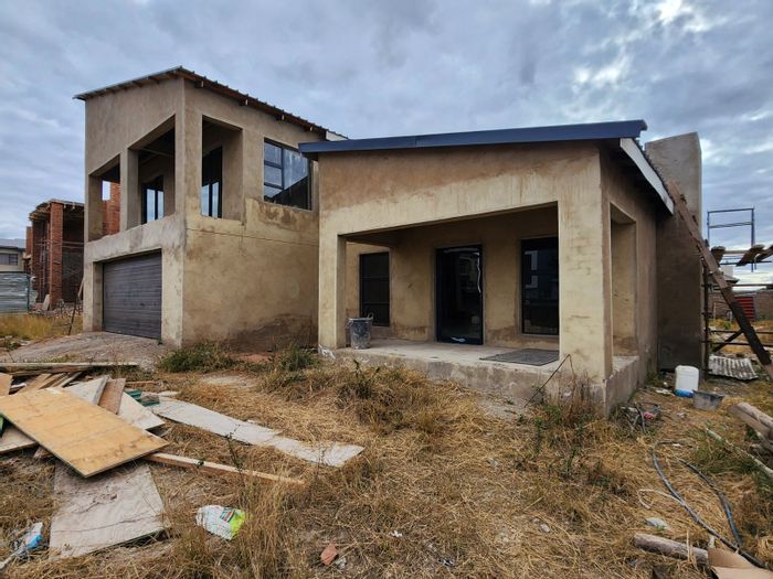 For Sale: House in Bendor with 5 bedrooms, multiple living spaces, and double garage.