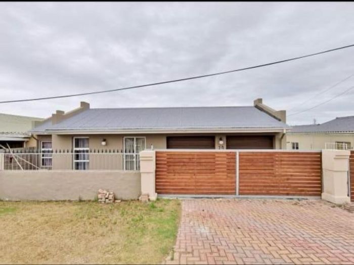 Beachside house in St Georges Strand for sale with flatlet and double garage.