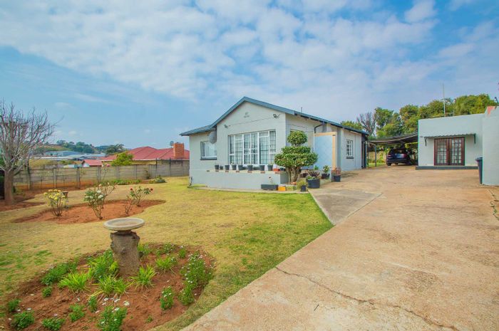 For Sale: House in Wentworth Park with 3 bedrooms, flatlet, and ample parking.