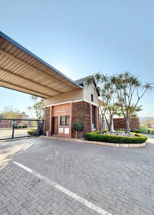 For Sale: Townhouse in Andeon with double parking, garden, and 24-hour security.