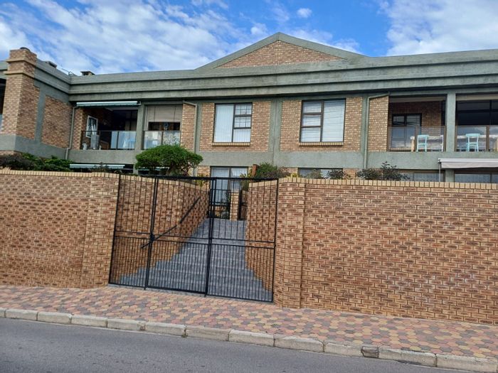 Ocean views, 3 bedrooms, outdoor braai area - Apartment for sale in Mossel Bay Central.