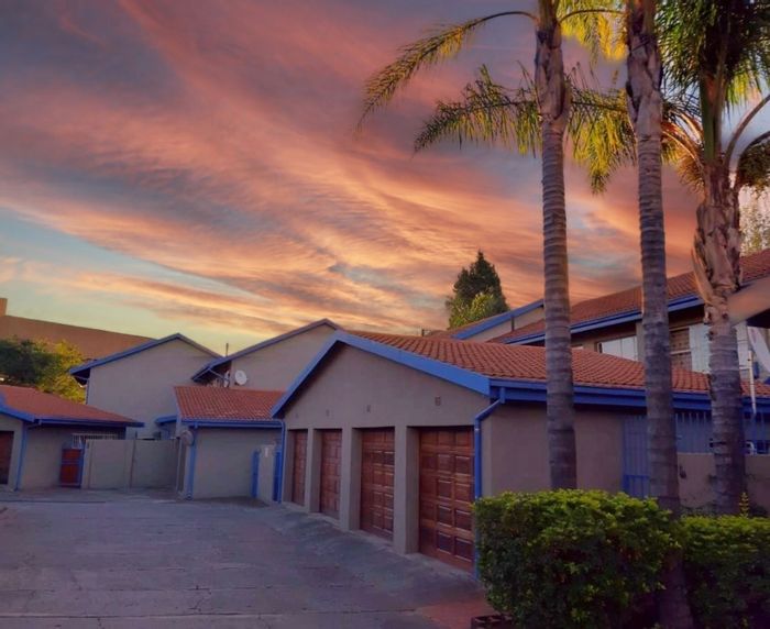 Doringkloof Townhouse For Sale: 3 Bedrooms, Lapa, Pool, Near Mall & Transport.