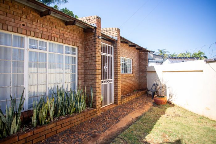 For Sale: Townhouse in Chroompark with pool, private garden, and pet-friendly complex.