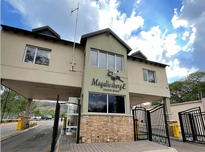 Vacant Land Residential for Sale in Amandasig - 901m2, secure estate, ideal location.