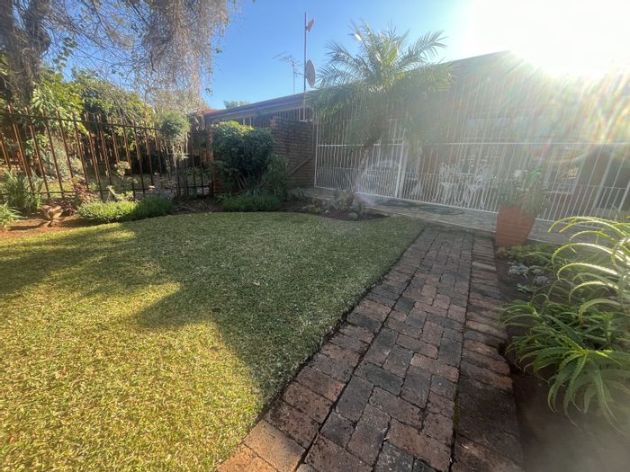 Townhouse for Sale in Mookgopong Central: 2 Bedrooms, garage, garden, prepaid utilities.
