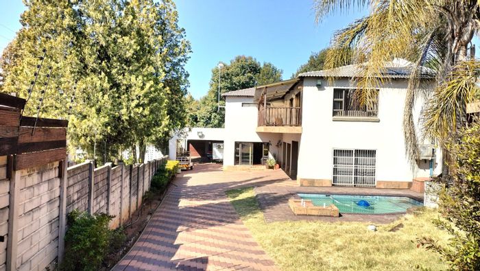 For Sale: Spacious 5-Bedroom House in Noordheuwel with 6 Garages and Pool.