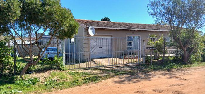 Chatsworth House For Sale: 3 Bedrooms, Secure with Garage, Ample Parking Space.