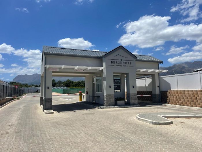 Klein Parys Apartment To Rent: 3 bedrooms, security complex, fibre ready, parking included.