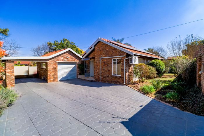 For Sale: The Reeds House with pool, inverter, and spacious outdoor area.